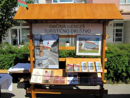 Na kozolcu so obiskovalci lahko dobili prospekte iz Mengša